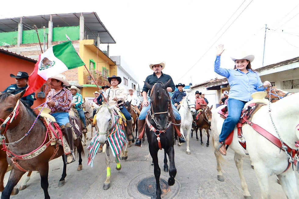 Valeria Rosales y José Manuel Figueroa encabezan cabalgata en Villaflores 