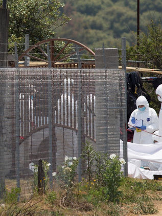 Hallan once cadáveres en una fosa clandestina en Michoacán