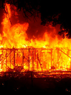 Incendios consumen vastas áreas cerca a zona vinícola de California
