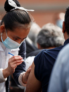 Variante ómicron dispara los casos en México y presiona el sistema de salud