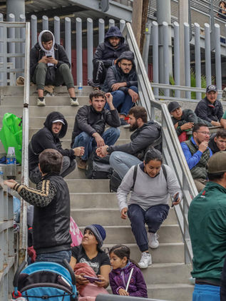 Aumenta llegada de migrantes a la mexicana Tijuana y EU los recibe a cuentagotas