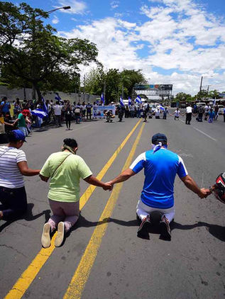 Miles de nicaragüenses huyen del país por temor a perder la vida
