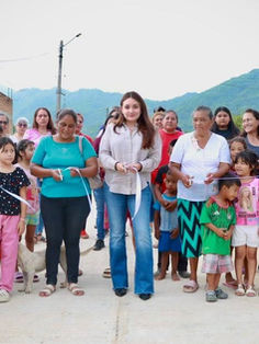 En el fraccionamiento Nambiyiguá 2, Valeria Rosales entrega calle pavimentada