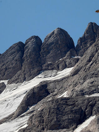 Italia busca a 13 desaparecidos en el glaciar alpino y "llora" sie7e muertos