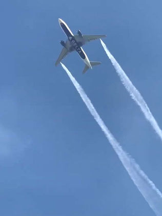 Avión arroja combustible en el aire y lesiona a 26 niños y adultos en EUA
