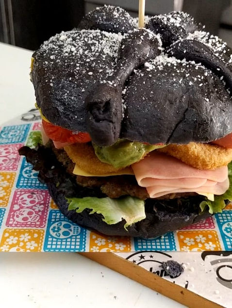 Crean hamburguesa con pan de muerto