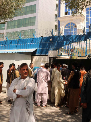 El miedo obliga a la generación afgana más preparada a huir de los talibanes