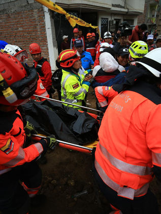 Recuperan el cuerpo de una niña sepultada junto a familiares en el gran alud en Ecuador