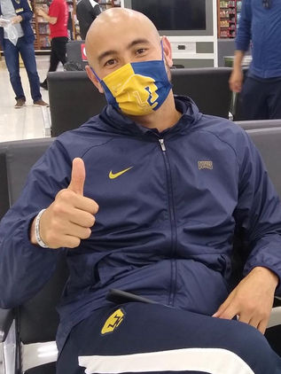 Presentan a González