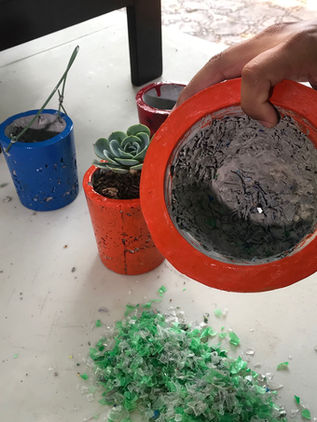 Crean macetas con plástico reciclado