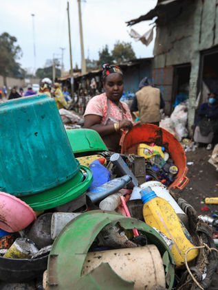 El plástico contamina "de forma desmedida" a las comunidades vulnerables