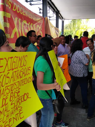 Maestros toman medidas radicales para cobrar adeudo de 70 mdp