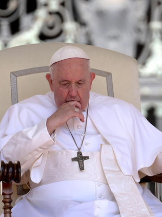 El papa "está bien, despierto y consciente" tras su operación