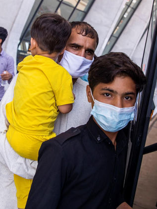 La llegada a EU de los refugiados afganos: cansancio, llantos y esperanza