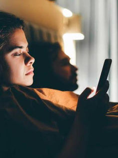 Alertan de alteraciones del sueño por uso del celular 
