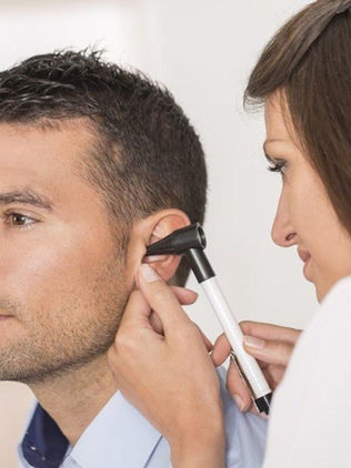 Auriculares, contaminación auditiva y malos hábitos de limpieza generan pérdida del oído en jóvenes