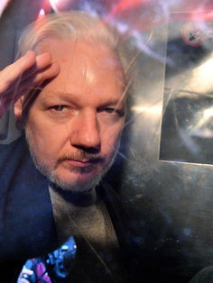 Assange es condenado a 50 semanas de cárcel por violar libertad bajo fianza
