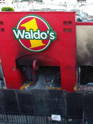 Ordenan juicio contra seis personas y una empresa por incendio en tienda Waldos en Sonora