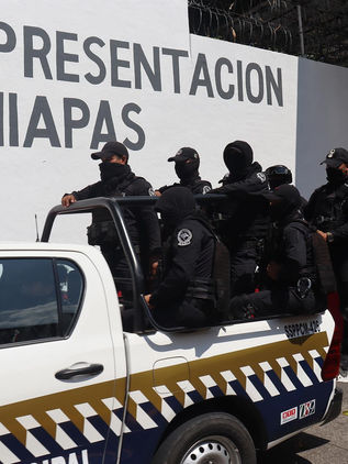 Migrantes se amotinan en centro de retención en Tapachula