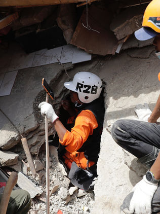 Unos 100 niños entre las 271 víctimas mortales del terremoto de Indonesia