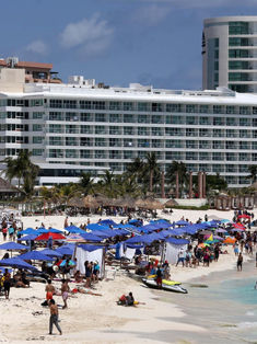 Alertan sobre contagio masivo de estudiantes en viaje a Cancún