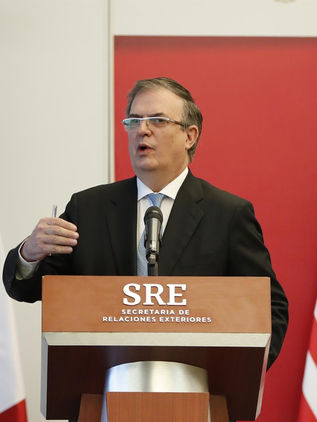 México traslada "con éxito" a familias al sur de Ucrania por crisis con Rusia