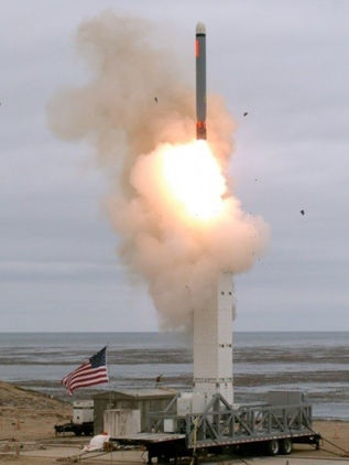 Tras romper acuerdo nuclear con Rusia, Estados Unidos prueba misil en California