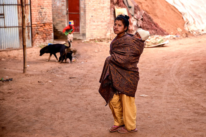 Ragazza nepalese in fabbrica