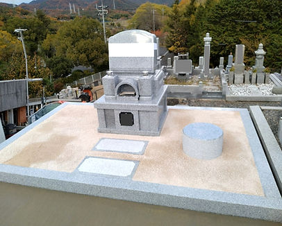 新たに建立された墓地のお墓の写真