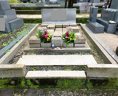 墓じまい前の墓地のお墓の写真