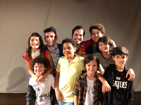 Jovens artistas mirins prestigiam a peça “Em Casa”, no Rio de Janeiro