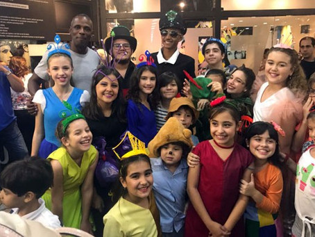 Robson Caetano e a atriz Marjorie Queiroz assistem a peça “Salada de Fábulas”