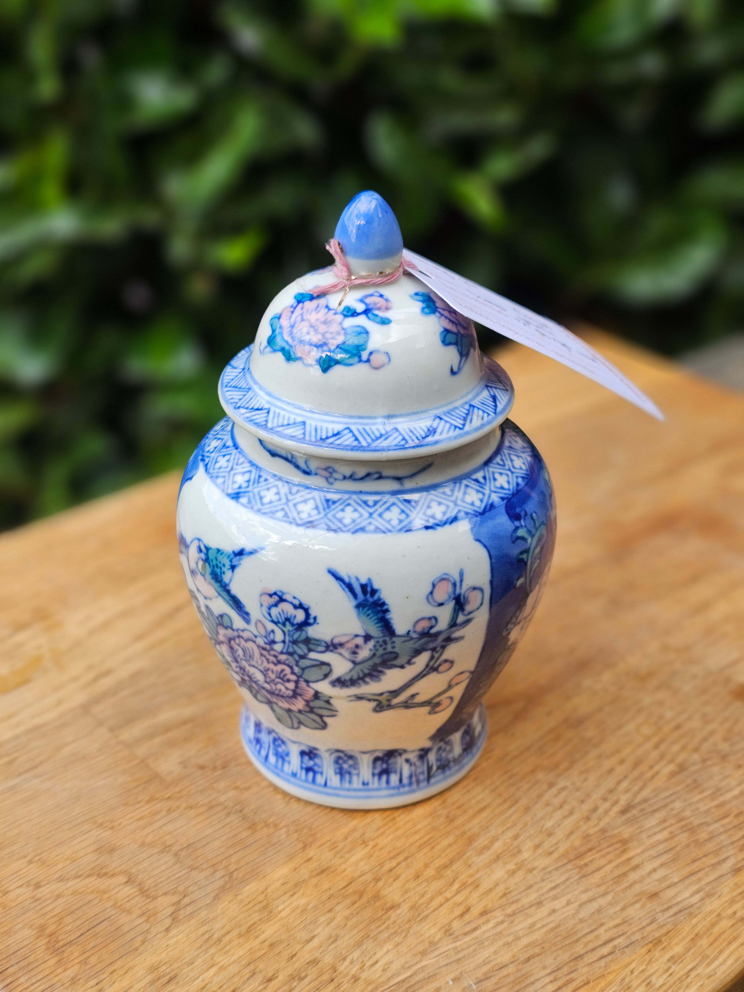 Chinese vintage pot gevuld met eco wax en gegeurd met flowers