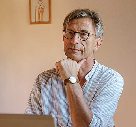 Herbert Lock, nachdenklich im Gespräch mit Klienten