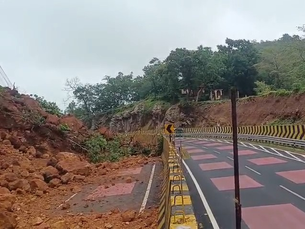 भूस्खलन से हाईवे बंद, नरसिंहपुर में NH-45 पर पहाड़ी का हिस्सा गिरा...