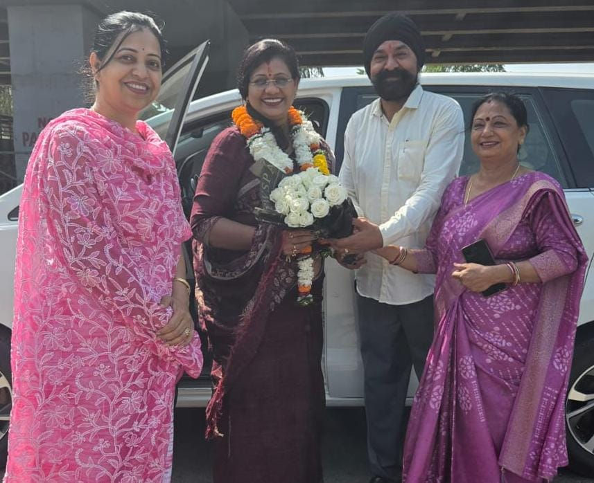 पूर्व नगर पंचायत अध्यक्ष सतनाम सिंह खनूजा ने महिला कार्यकारी अध्यक्ष संगीता सिन्हा का किया भव्य स्वागत...