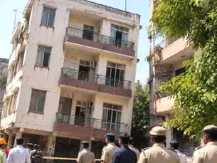 दिल्ली: घनी आबादी वाले शाहदरा में झुकी इमारत, लोगों में दहशत.....