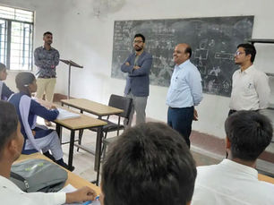 बसना: कलेक्टर ने विद्यार्थियों को  कैरियर पर फोकस करने किया प्रेरित....