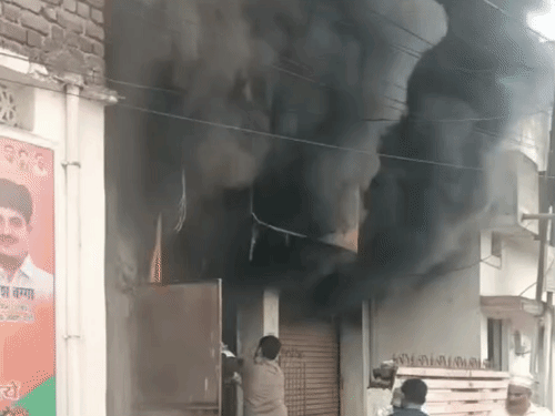 शॉर्ट सर्किट से भड़की आग: डीके फ्रिज-टीवी सेंटर में लाखों का नुकसान...