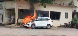 महापौर की गाड़ी में आग लगने से हड़कंप, फायर ब्रिगेड ने पाया काबू....