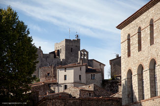 Entremêlement d'une succession de vues de façade de maisons anciennes, d'une ancienne filature, d'un clocher et d'une tour de garde datant du moyen-âge.