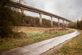 Viaduc de tgv moderne, passage en dessous. Ile de France. Repérage de décors.
