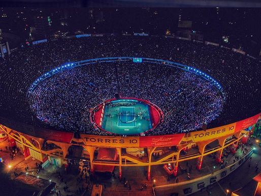 Noche mágica de Federer que venció a Zverev, con récord mundial de asistencia