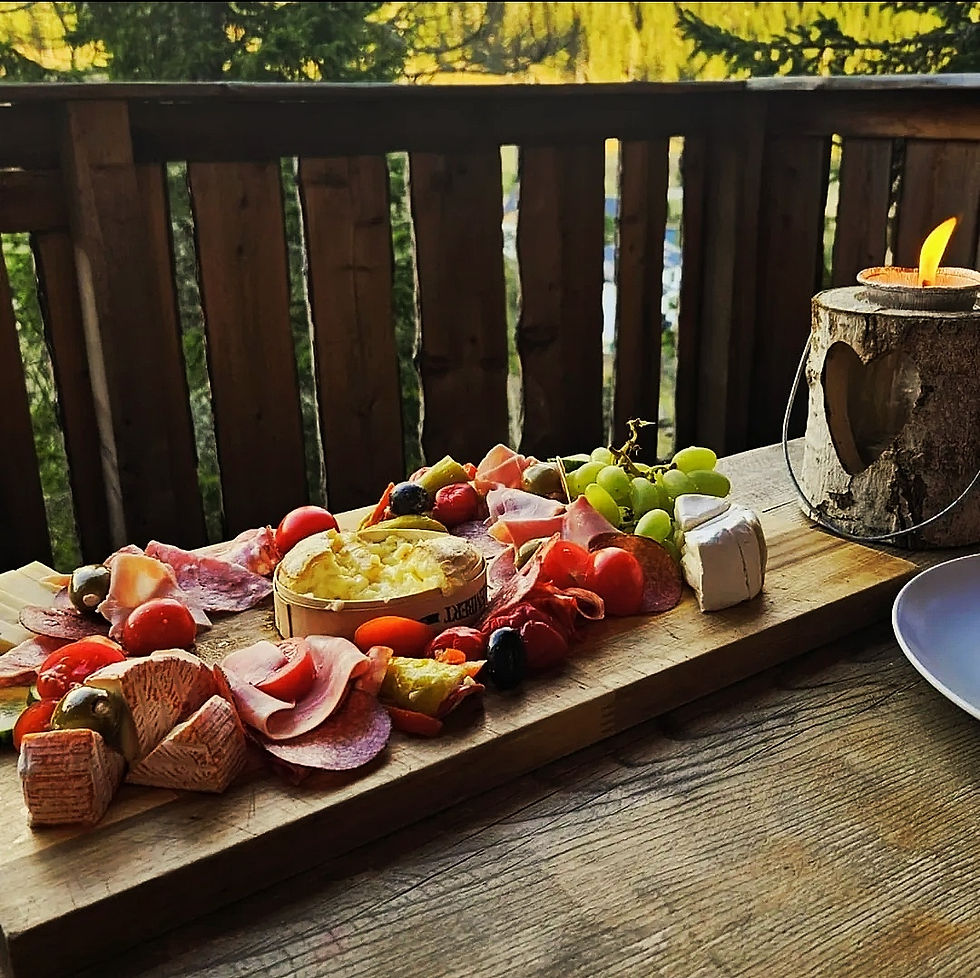 Almhütten Sprachmann Jause auf Terrasse Kleine Hütte