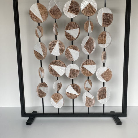 Pınar İçemer - 
Taşıyıcı olmayan mimari cephe elemanları, modüler seramik güneş kırıcıları.