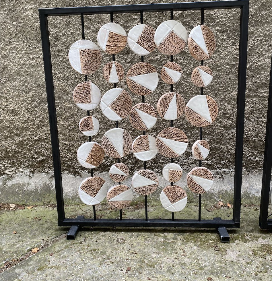 Pınar İçemer - 
Taşıyıcı olmayan mimari cephe elemanları, modüler seramik güneş kırıcıları.