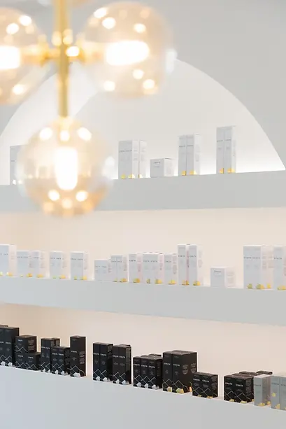 Hochwertige Produktpräsentation in Kosmetikstudio mit stilvoller Inszenierung und eleganter Regalgestaltung