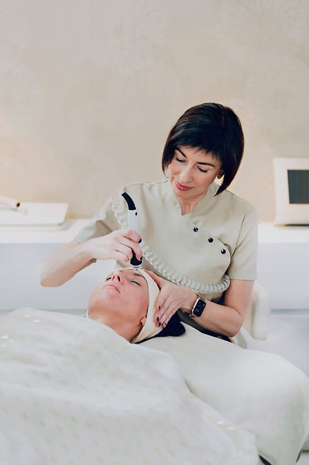 Das Kosmetikstudio in Köln-Deutz für klassische Gesichtsbehandlungen und moderne Hautbehandlungen wie Microneedling, chemisches Peeling oder Cellular Intensiv mit Hydrabrasion | ESTETICA KOSMETIK bei Kosmetikerin Iwona Gorska