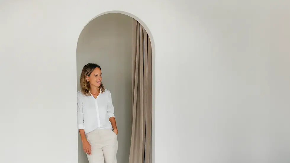 Interior Designerin in minimalistischer Umgebung mit klarer, eleganter Raumwirkung
