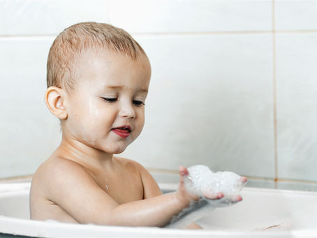 ¿Cuál es la temperatura ideal del agua para bañar a un bebé?